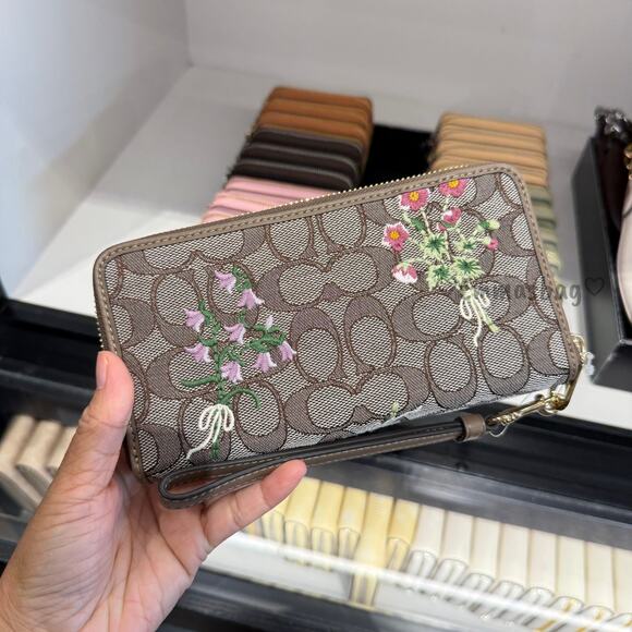 Coach Long Zip Around Wallet In Signature Jacquard With Floral Embroidery CEC23 - Picture 3 of 5